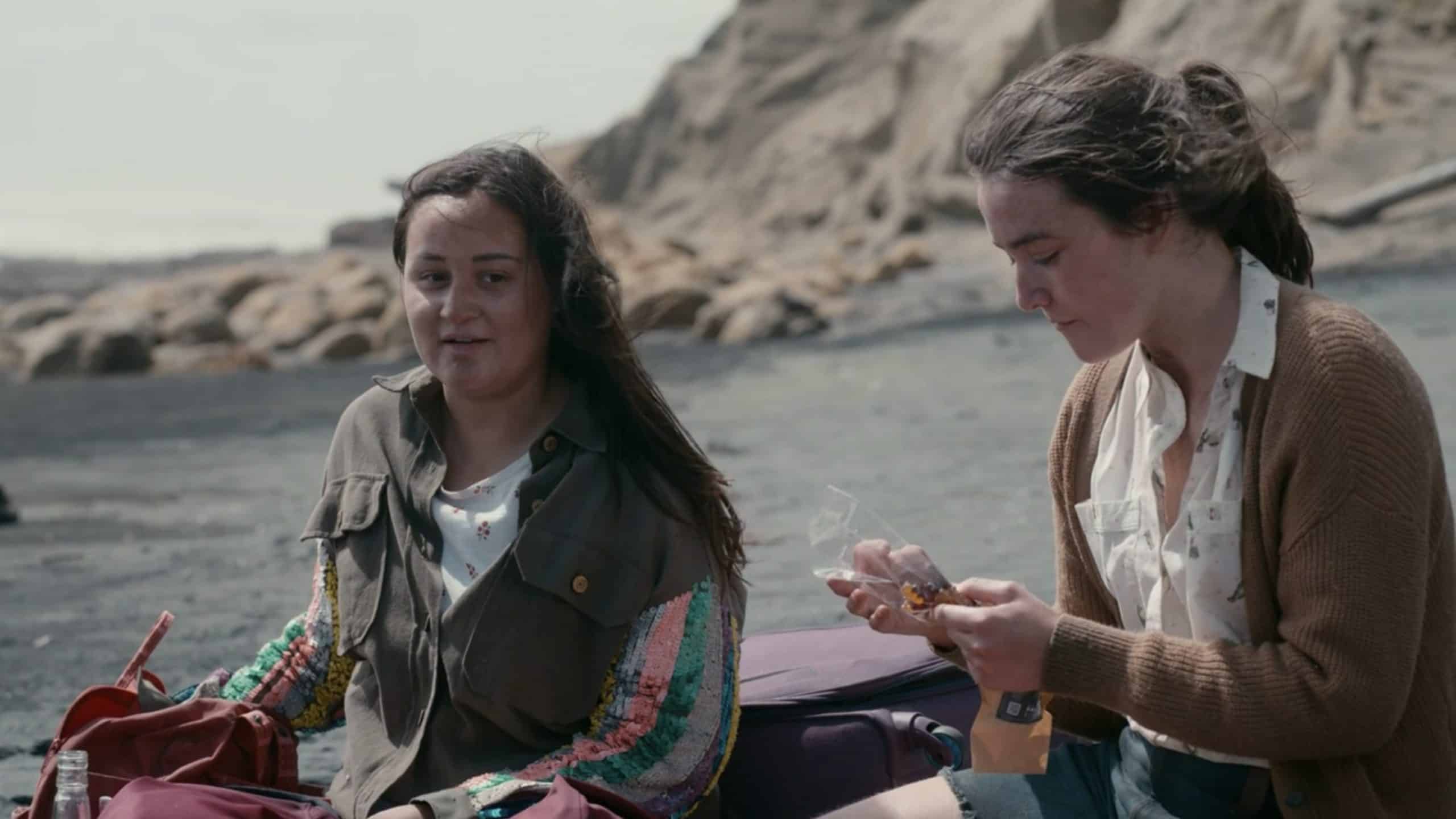 Chap trình The Wilds được quay trên một trong những bãi biển cát đen của New Zealand (Ảnh: Prime Videos)